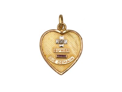 un gros plan d'un pendentif en forme de cœur orné d'une croix