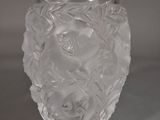 un vase en verre transparent orné d'un motif floral