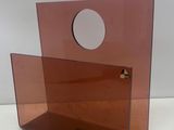 un gros plan d'un porte-revues posé sur une table
