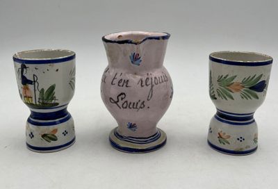 trois vases posés l'un à côté de l'autre sur une table