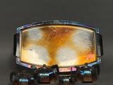 une photo d'un bracelet en argent et en or orné d'une bande noire