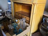 une commode dont un tiroir est rempli de vases