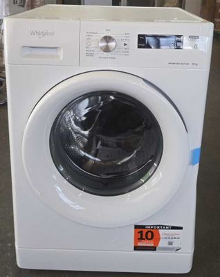 une photo d'une machine à laver dans un magasin