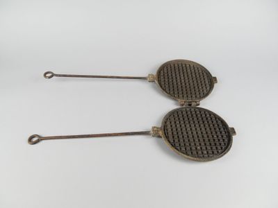paire de gaufriers anciens en fonte