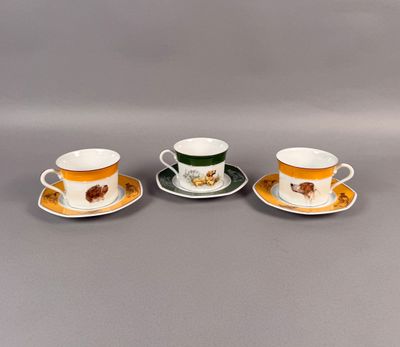 trois tasses et soucoupes ornées d'animaux, posées sur une table