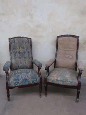 two chairs that are sitting next to each other