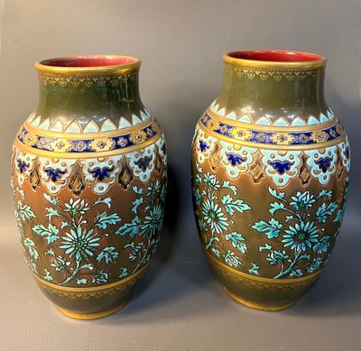 deux vases posés l'un à côté de l'autre sur une table
