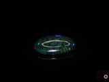 l'image d'un objet en verre dans l'obscurité