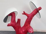 un arbre rouge surmonté d'un miroir