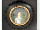 tableau représentant une femme en robe blanche, dans un cadre noir
