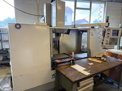 une grande machine installée dans une pièce