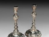 paire de chandeliers anciens en argent sur fond blanc