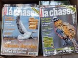deux magazines dans une boîte en carton avec un oiseau en couverture