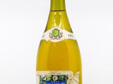 une bouteille de vin posée sur une table