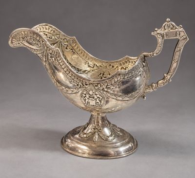 une saucière en métal argenté ornée d'un oiseau sur la poignée