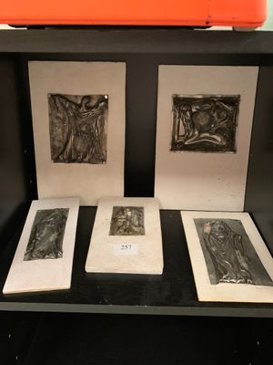 Lot de 5 épreuves en métal repoussé - Photo 1