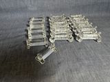plusieurs objets en verre transparent posés sur une table