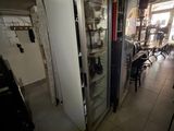 un réfrigérateur au milieu d'une pièce où se trouvent une table et des chaises