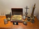 une table en bois sur laquelle sont posés une horloge et d'autres objets