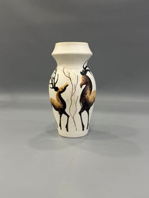 une image représentant un vase blanc orné d'un motif de cerf
