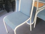 many chairs that are lined up in a room