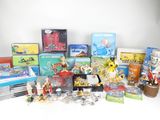 un grand nombre de jouets posés sur une table