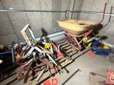un tas d'outils posé sur une palette dans un garage