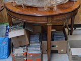 un poisson posé sur une table