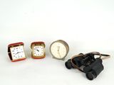 trois types de montres différents et une paire de jumelles