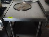 une table en métal avec des assiettes dessus dans une cuisine