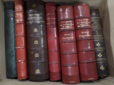 une boîte pleine de livres posée sur une table