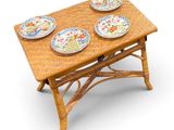 une petite table sur laquelle sont posées quatre assiettes