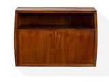une photo d'une bibliothèque en bois dont la porte est ouverte