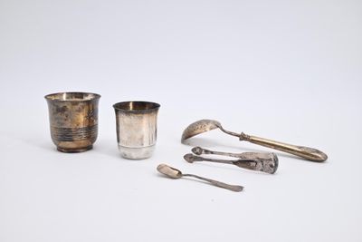 trois pièces d'argenterie, à savoir une tasse, une cuillère et un repose-cuillère
