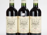 trois bouteilles de vin posées sur une table blanche