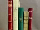 plusieurs livres sont empilés sur une table