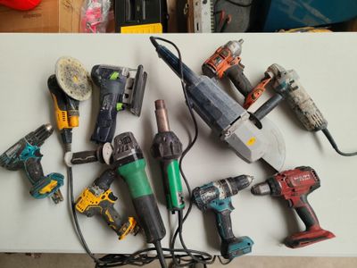 11 électroportatifs diverses marques dont AEG, BOSCH, DEWALT…