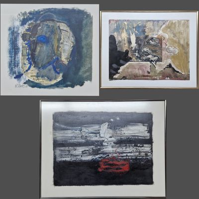 quatre tableaux encadrés, de formes et de tailles différentes, accrochés au mur