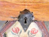 une peinture représentant une porte percée d'un trou de serrure
