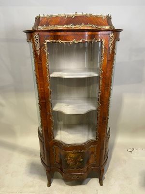 paire de vitrines anciennes de style français avec des portes vitrées