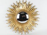 un motif « sunburst » doré avec un cadran noir au centre