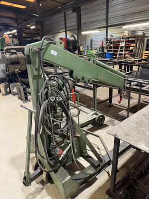 une machine qui se trouve dans un entrepôt avec d'autres machines