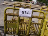 un portail jaune portant un numéro, dans un parking