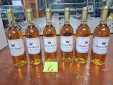 plusieurs bouteilles de vin sont alignées sur une table