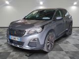 la voiture argentée est garée dans le garage sur le sol en damier