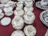 plusieurs assiettes et tasses sur une table avec une nappe rouge