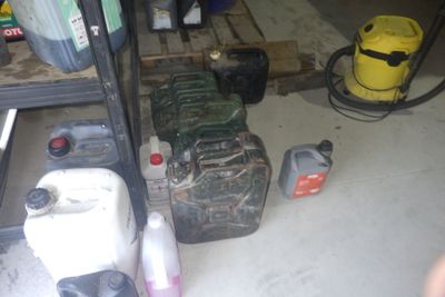 de nombreux bidons d'essence et d'autres objets dans un garage