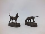 paire de figurines de chiens en bronze sur socles en bois