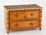 une petite commode en bois avec un plateau en marbre