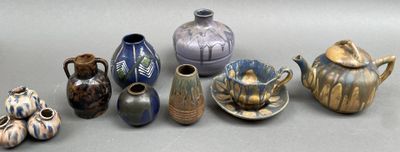 de nombreux types de vases différents posés sur une table